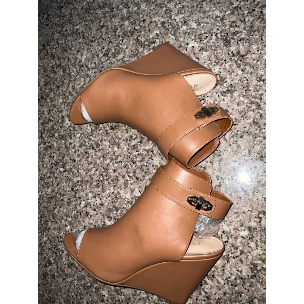 Women's Shoe Dazzle Wedges Size 8.5 Tan